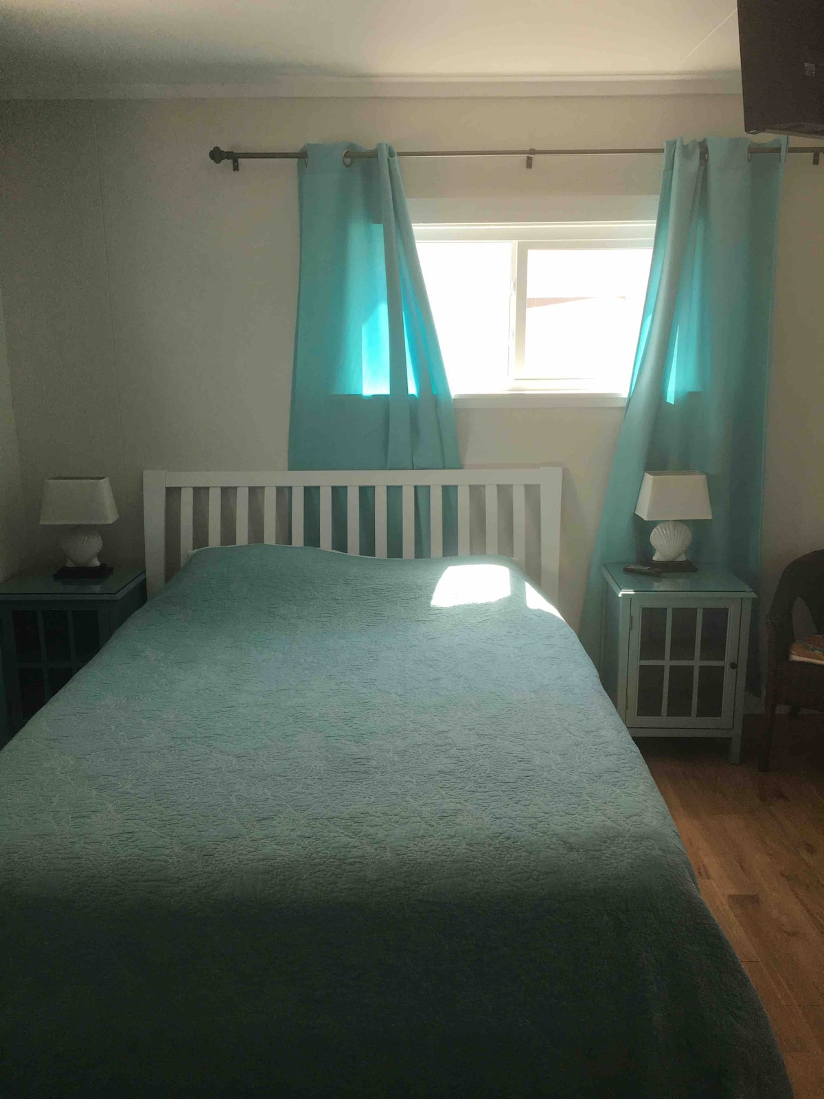 Tercer dormitorio con
cama tamaño queen y acceso al baño.