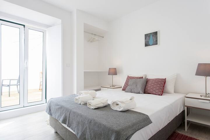 2 BEDROOM APARTMENT W/ TERRACE