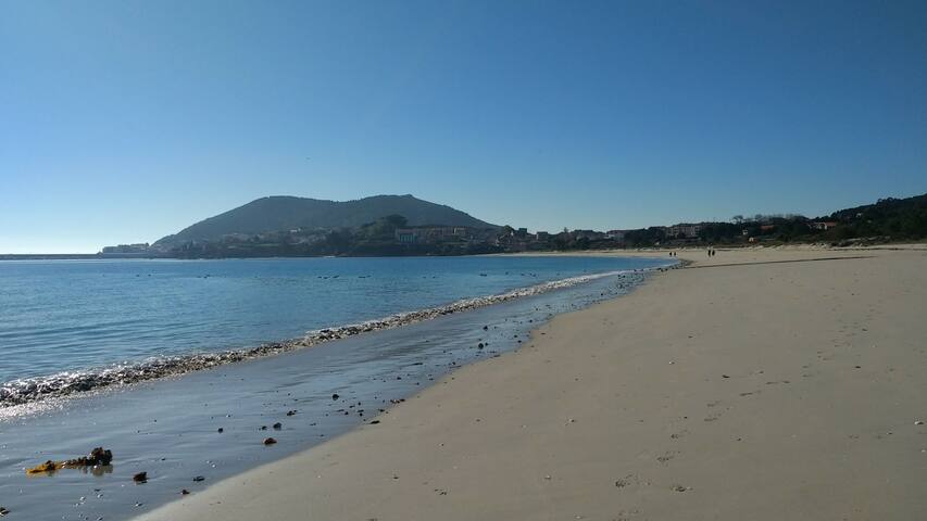 Finisterre, Lugar de San Roque. Playa y centro.