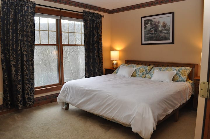 Голем главен апартман со брачен кревет (широк 180-220 см) и приватен апартман со хидромасажна када