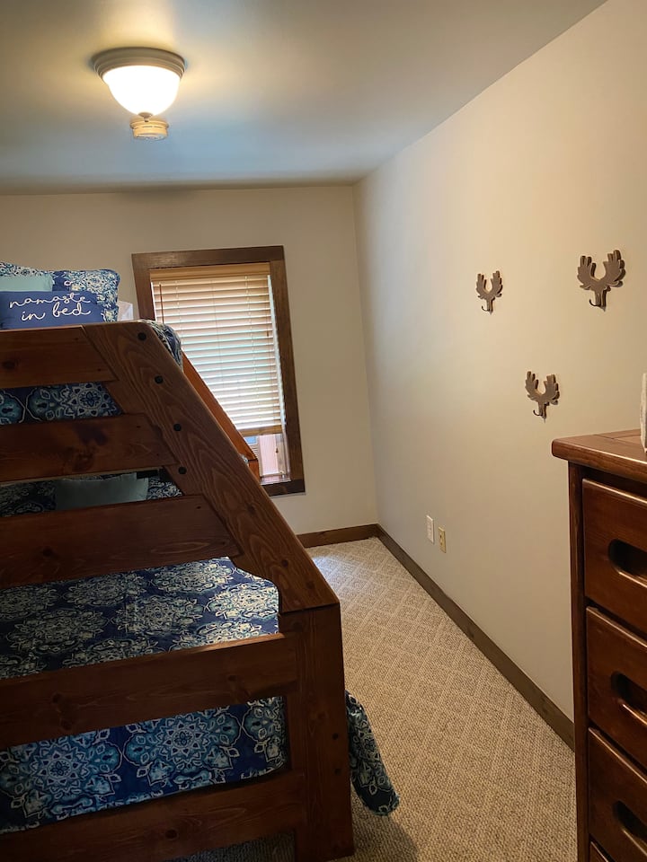 חדר שינה בקומה השנייה עם מיטת קומתיים - מלאה ותאומים
