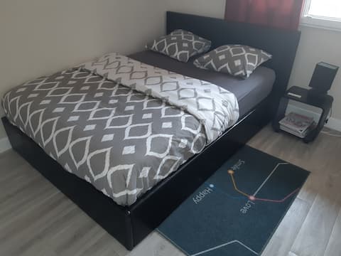 Chambre proche métro mermoz(les escaliers àmonter)