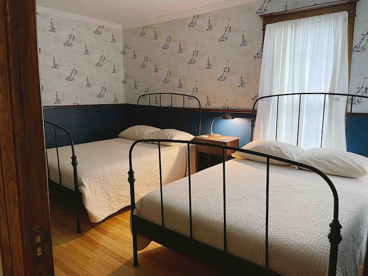 Vitanda viwili kamili na karatasi ya ukuta wa mashua:)