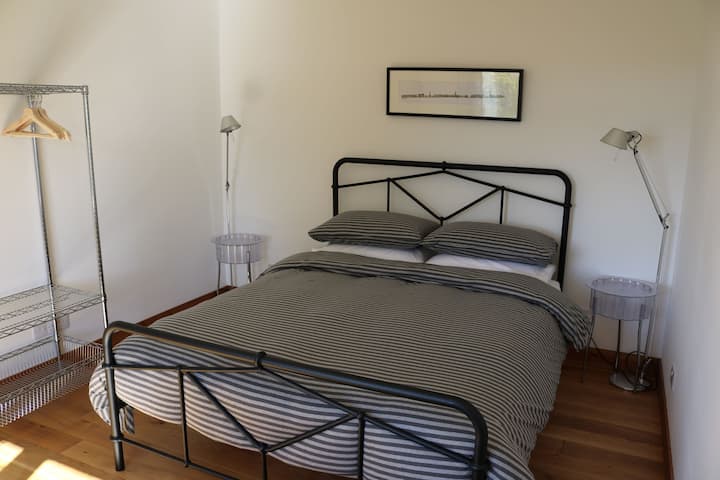 غرفة نوم في الطابق الأرضي