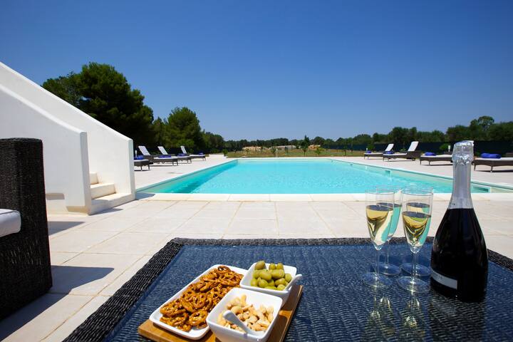 Casa Bán. Modern villa in the Puglian countryside. gallery image 3