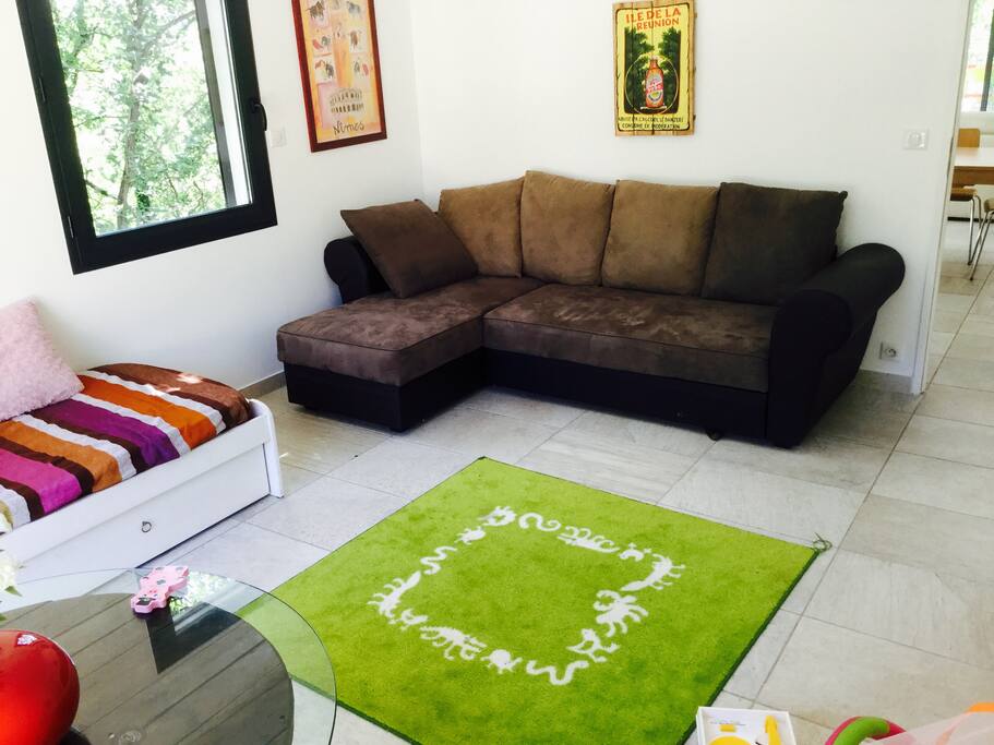 Chambre enfants avec un lit-banquette et un canapé convertible