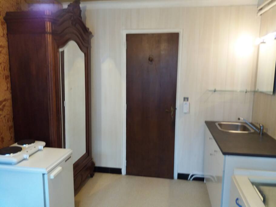 Cuisinière, réfrigérateur et armoire