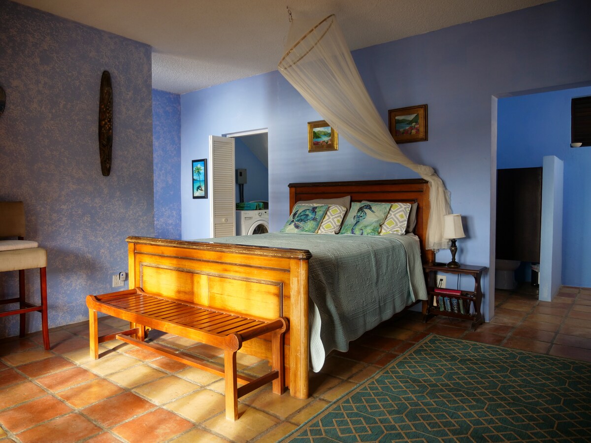 ห้องนอนควีนไซส์พร้อมอ่างอาบน้ำและระเบียงเต็มรูปแบบ