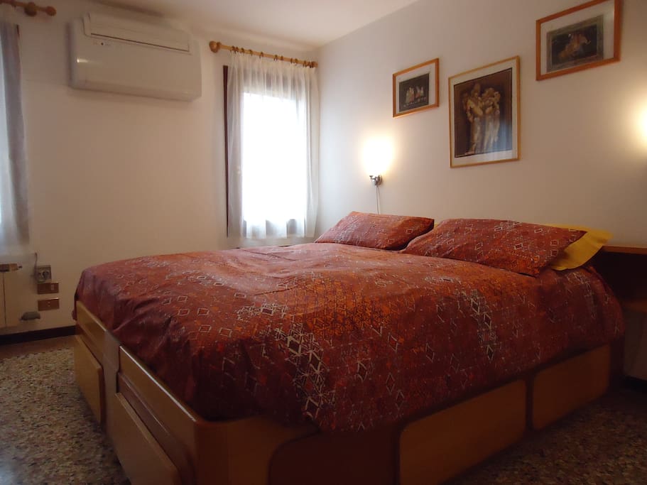 Camera da letto matrimoniale molto luminosa