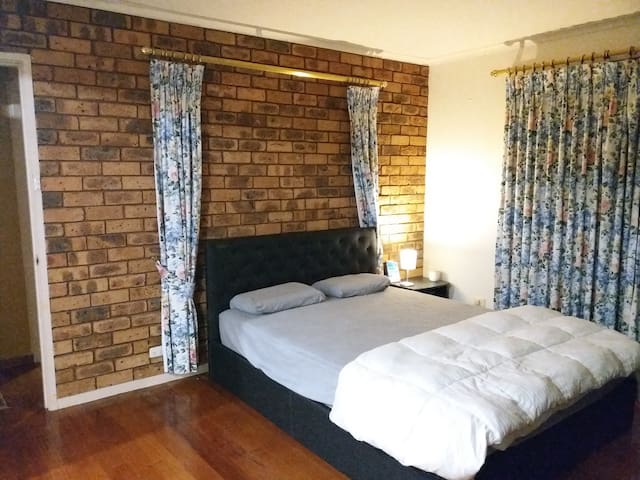 Spacious room with Bath Ensuite and wardrobe