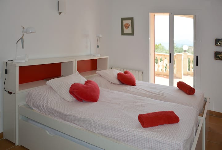 Dormitorio con dos camas y una tercera extraable, aire acondicionado y salida a la terraza.
חדר שינה עם שתי מיטות ועוד אחת, מזגן, גישה ישירה למרפסת ולבריכה.