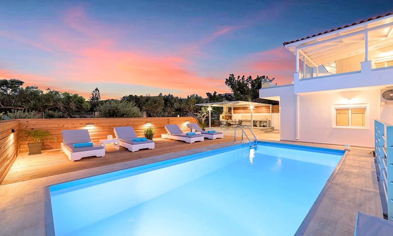 Etoile Villa Heated Pool gallery image 2