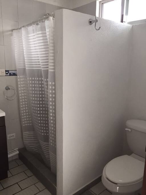 Baño completo dentro del cuarto