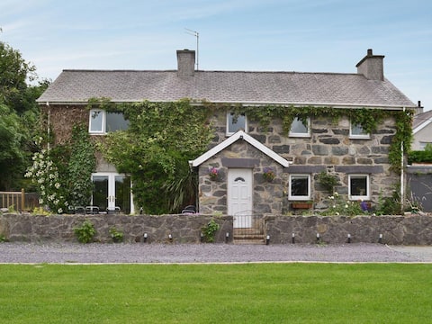 Holiday Cottage with Hot Tub close to Zip World