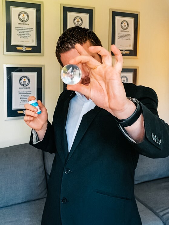 Show full-screen, host-provided image