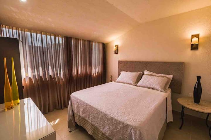 带空调和加大双人床的套房