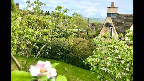 Cotswold cottage with views in Nailsworth
