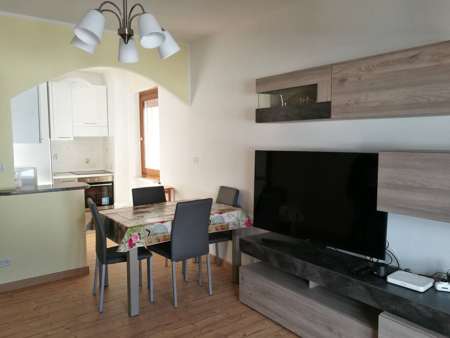 Soggiorno con vista cucina