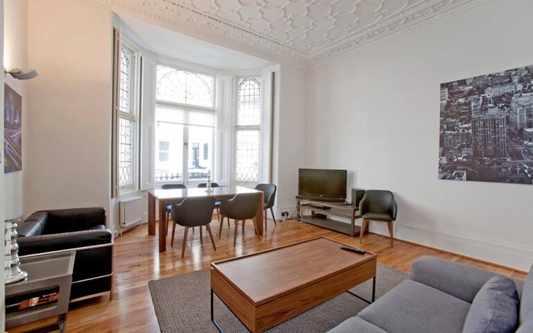 Modern Luxury with Period features, Kensington gallery image 3