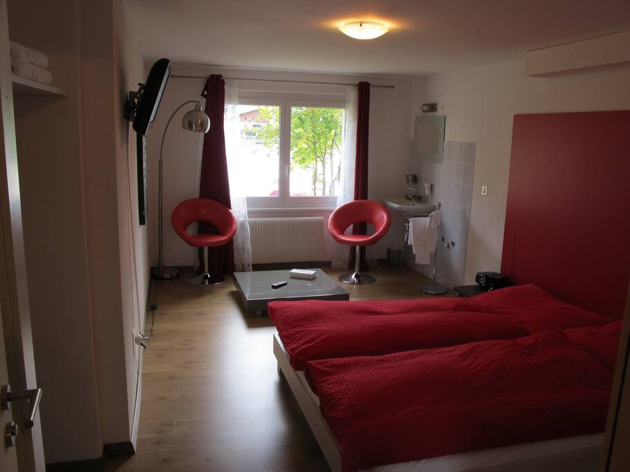 Chambre sympa au bord du Lac Grenon
:-)