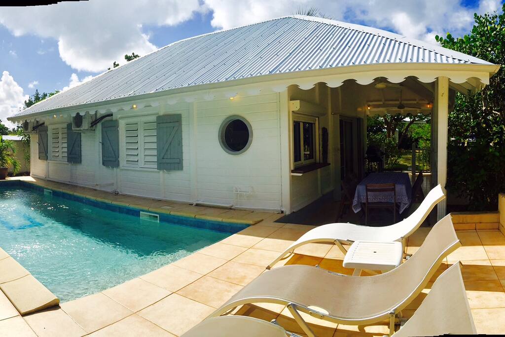 Bel espace de détente autour de la piscine et sur la terrasse
