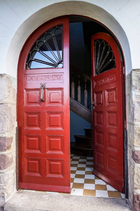 La porte d'entrée // the entrance door
