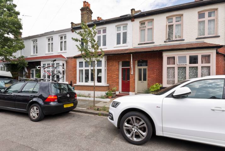 Smart, modern home. Free parking gallery image 2