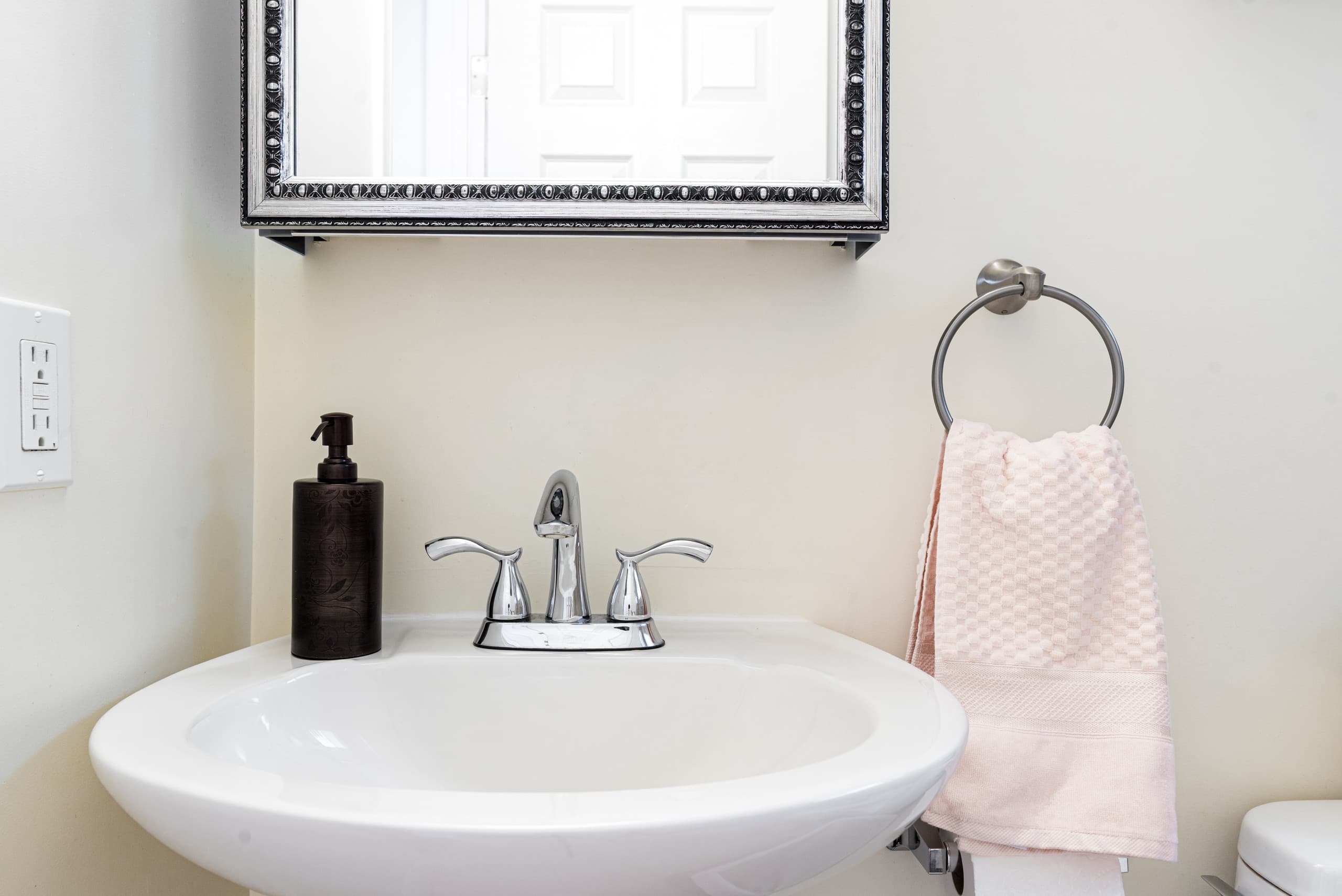 Relaxed 3B/2Ba Home with Private Parking - Image 14