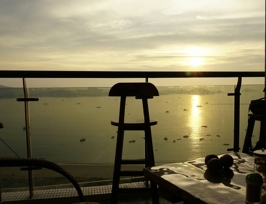 阳台独自的吧台椅迎接太阳从海面冉冉升起