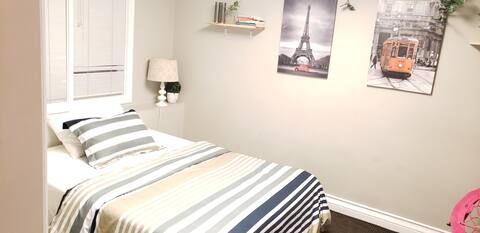 Private Room 🔐 in a Hostel ❤ FREE PARKING🚘