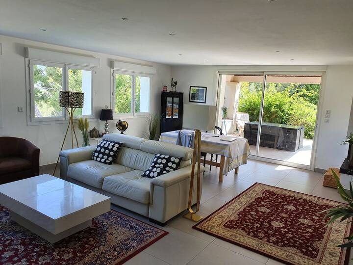 Magnifique Villa De 185 M2 (3 Chambres) Et 1000 M2 De Terrain Avec Panorama Sur Les Hauteurs De Marseille. Parfaitement éQuipée Avec Piscine, Cuisine D'été, Terrasses Et Barbecues.
Idéal Pour Des Vacances En Famille Ou Entre Amis. - Marseille