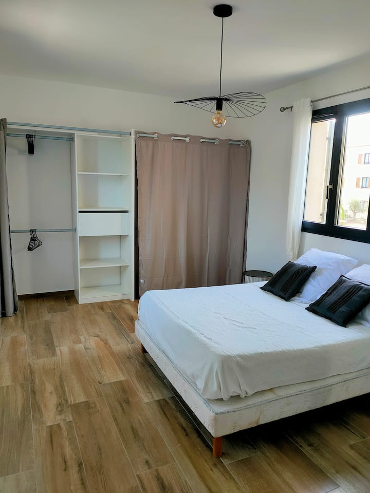 2号卧室配有衣柜