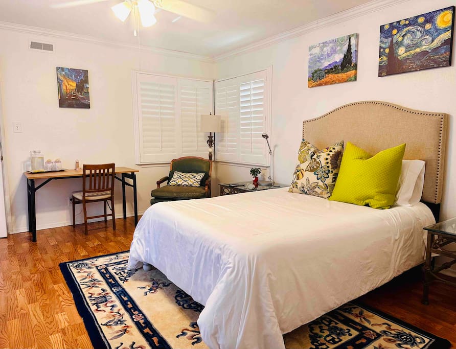 Airbnb LRG Private Studio w/French Doors & over 300 Sq Ft