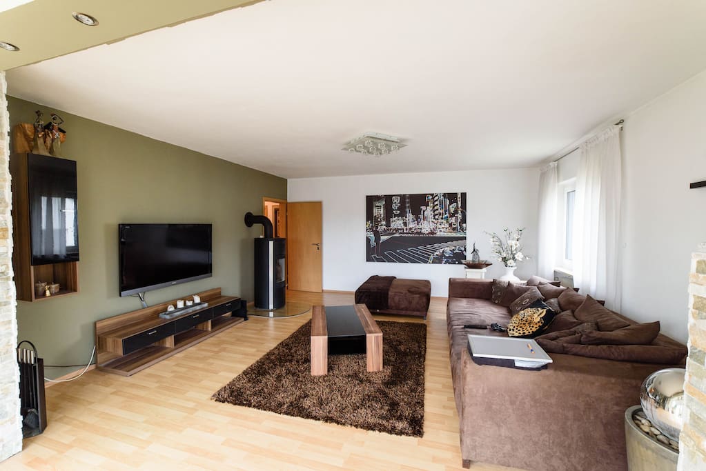 Lichtdurchflutetes Wohnzimmer mit Wintergarten & Kamin