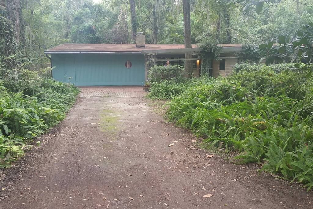 Long driveway parks 2 - 3 vehicles, even an RV