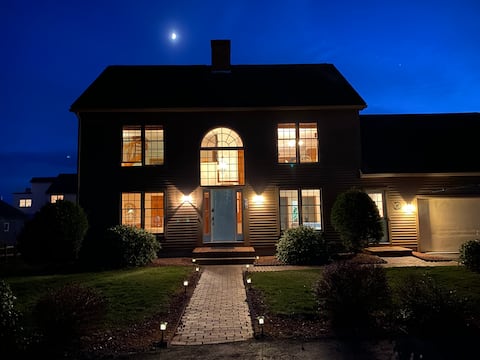 Spacious Ocean View Getaway, 3 min walk to beach