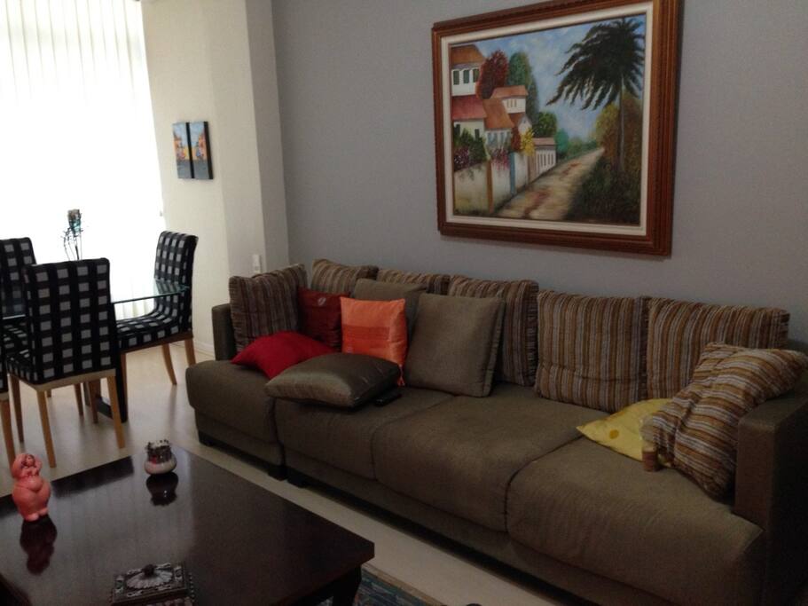 SALA DE TV COM AR CONDICIONADO E TV A CABO
