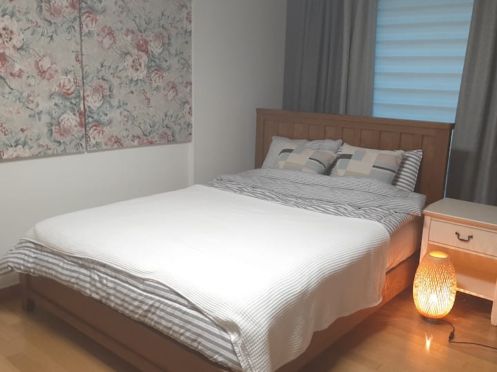 配备标准双人床。