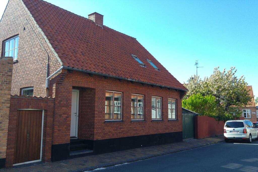 I den charmerende gamle del af Rønne med smukke gamle huse.