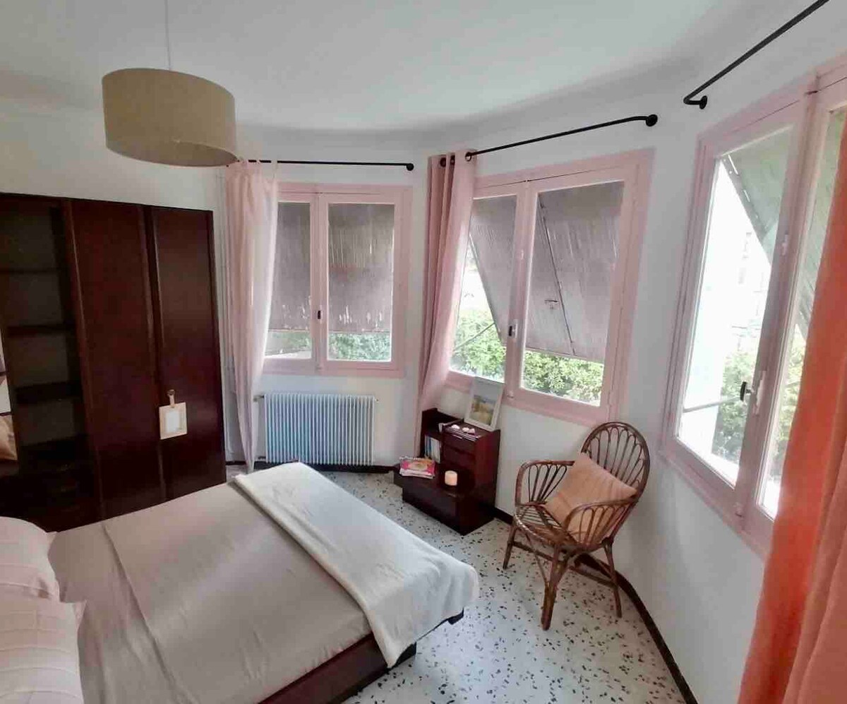 ห้องพักที่อบอุ่นและเป็นเซนของคุณสวยงามทำใหม่ทั้งหมด: หน้าต่าง 3 บาน (กระจกบานเดียว) พร้อมบานเกล็ดเพื่อป้องกันความร้อนในฤดูร้อนในขณะที่รักษาแสง สัมผัสตะวันออกเฉียงเหนือตะวันออกและตะวันออกเฉียงใต้