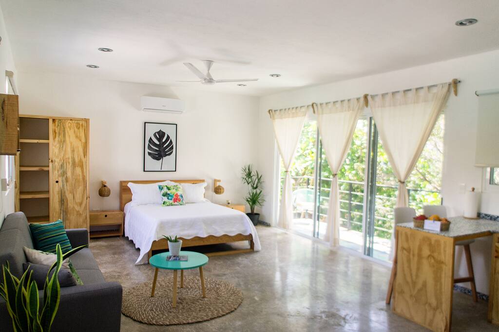 The studio is light and fresh! The high ceilings and patio doors fill it with natural light and the sea breeze.