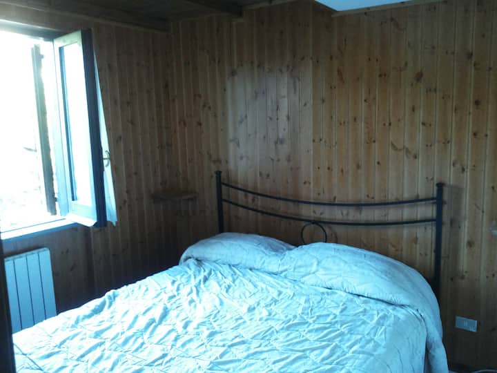 Camera da letto matrimoniale con armadio in legno