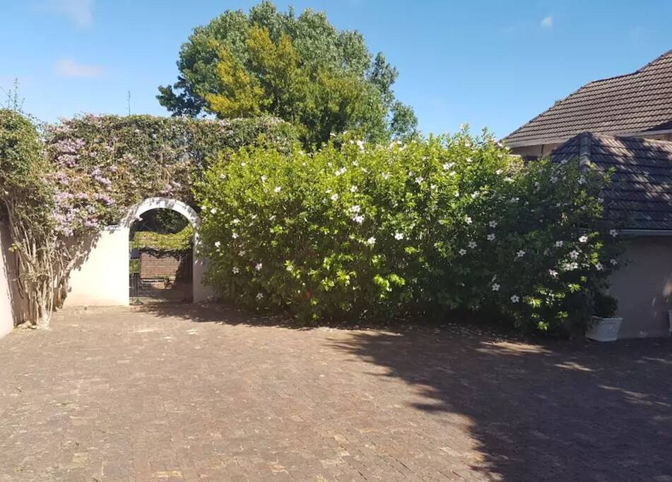 Flatlet - Separate pedestrian gate