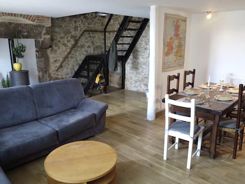 Propriété Airbnb réussie: Centre Bourg 3 km from Puy du Fou park. à Les Epesses