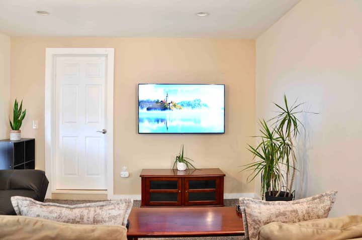Downtown | Private Balcony | Fast Wifi | King Bed - Stratford, CT