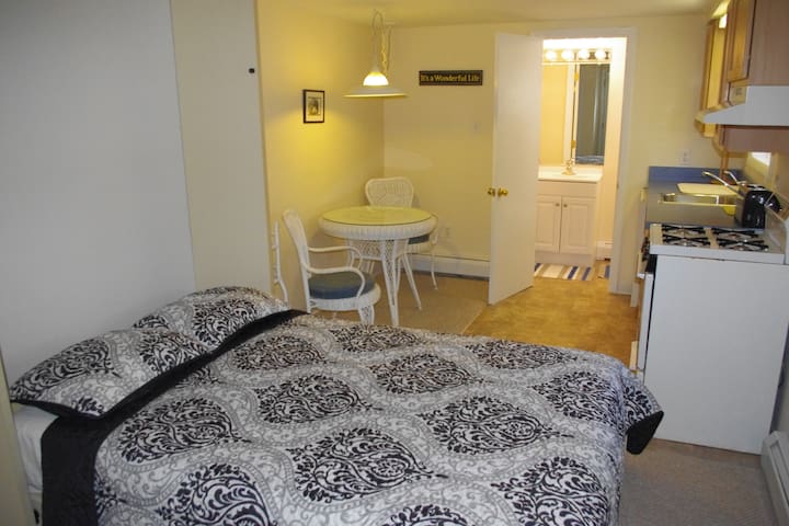 Beachblock Studio B on 6th Street