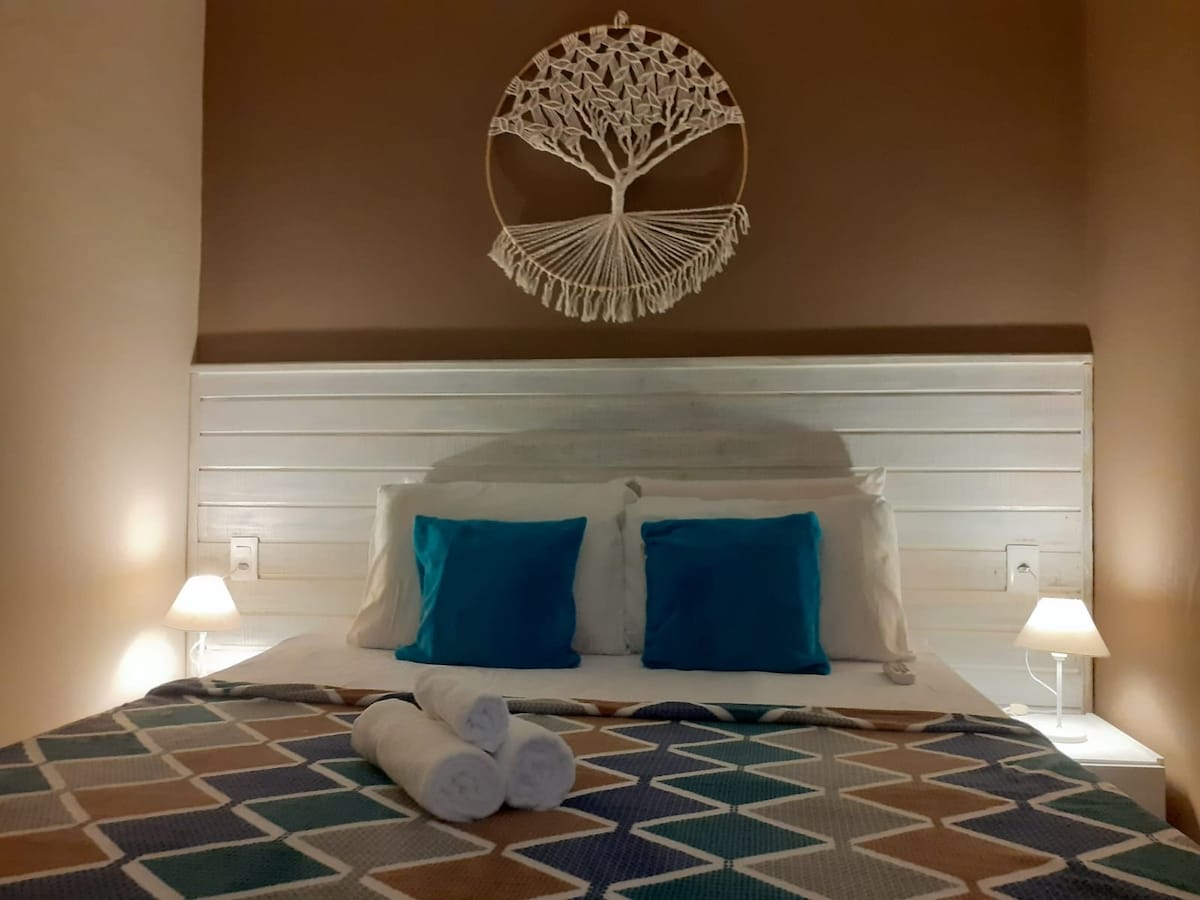 Útulný apartmán s manželskou posteľou Queen a klimatizáciou 