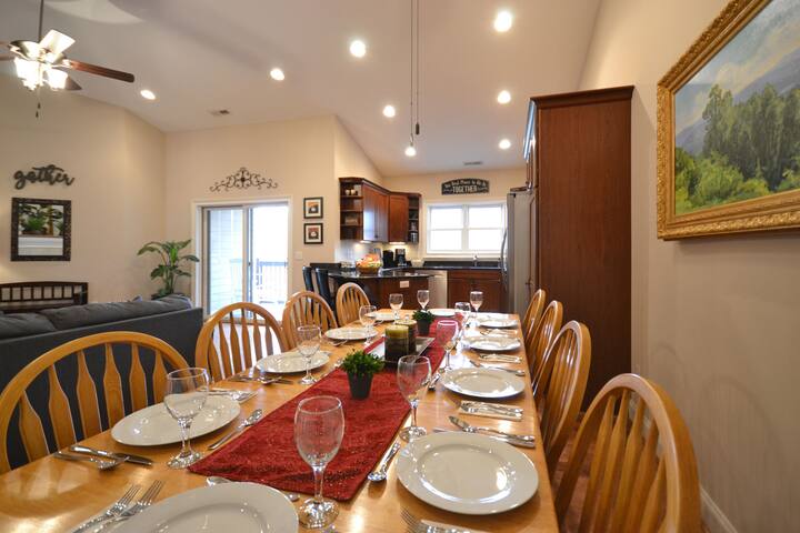 6BR Mountain Home w/ Game RM, BBQ, Deck, Fireplace gallery image 4