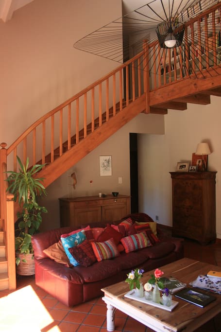 Salon et escalier permettant l'accès à l'étage