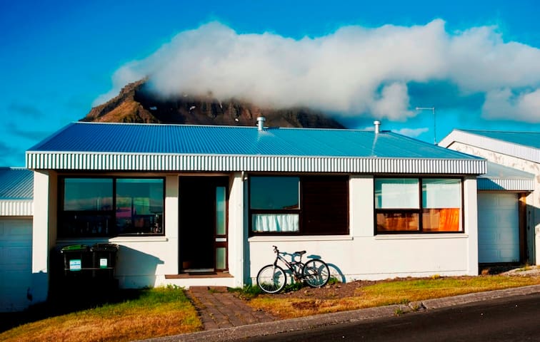 Großes Haus mit genialem Ausblick auf Meer + Berge